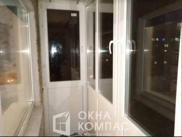 Фото объекта Остекление квартиры  в г. Нижний Новгород  - П-образный балкон с двумя поворотно-откидными створками из профильной системы Энвин Эко 60